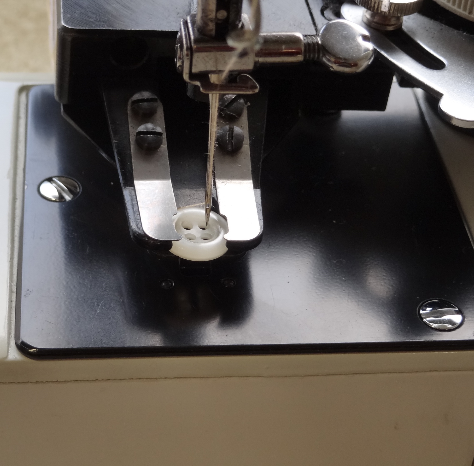 単環縫釦付ミシン YAMATO 工業用ミシン | 工業用ミシン ボタン付ミシン
